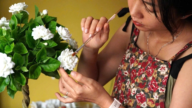 Độc đáo những bông hoa làm bằng đất sét, giá bán từ vài trăm đến chục triệu đồng Độc đáo những bông hoa làm bằng đất sét, giá bán từ vài trăm đến chục triệu đồng