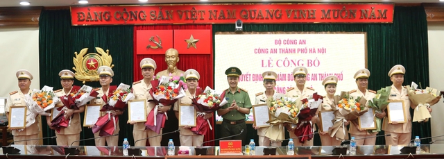 Thêm 30 lãnh đạo cấp phòng của Công an Hà Nội nghỉ hưu trước tuổi Thêm 30 lãnh đạo cấp phòng của Công an Hà Nội nghỉ hưu trước tuổi