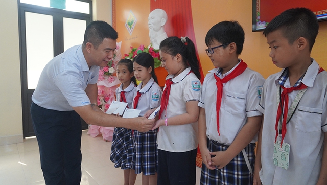 100 học sinh hoàn cảnh khó khăn nhận học bổng Nguyễn Thái Bình - Báo Thanh Niên- Ảnh 1. 100 học sinh hoàn cảnh khó khăn nhận học bổng Nguyễn Thái Bình - Báo Thanh Niên- Ảnh 1.