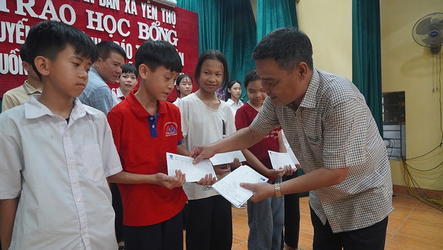 100 học sinh hoàn cảnh khó khăn nhận học bổng Nguyễn Thái Bình - Báo Thanh Niên- Ảnh 5. 100 học sinh hoàn cảnh khó khăn nhận học bổng Nguyễn Thái Bình - Báo Thanh Niên- Ảnh 5.