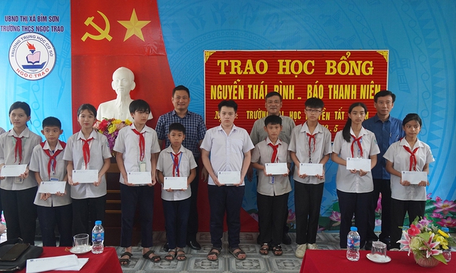 100 học sinh hoàn cảnh khó khăn nhận học bổng Nguyễn Thái Bình - Báo Thanh Niên- Ảnh 4. 100 học sinh hoàn cảnh khó khăn nhận học bổng Nguyễn Thái Bình - Báo Thanh Niên- Ảnh 4.