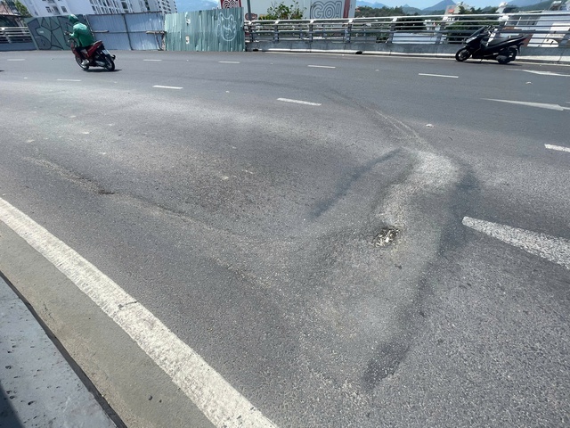 Nguy cơ từ nứt lún trên cầu vượt nút giao Ngọc Hội Tại trung tâm Nha Trang - Ảnh 2. Nguy cơ từ nứt lún trên cầu vượt nút giao Ngọc Hội Tại trung tâm Nha Trang - Ảnh 2.