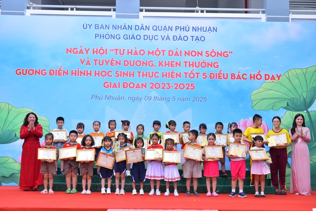 Tuyên dương hơn 500 học sinh gương điển hình thi đua 5 điều Bác Hồ dạy- Ảnh 2. Tuyên dương hơn 500 học sinh gương điển hình thi đua 5 điều Bác Hồ dạy- Ảnh 2.