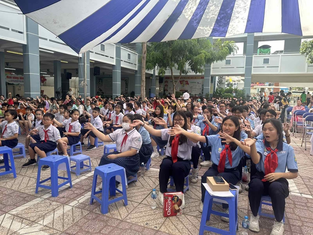 Tuyên dương hơn 500 học sinh gương điển hình thi đua 5 điều Bác Hồ dạy- Ảnh 3. Tuyên dương hơn 500 học sinh gương điển hình thi đua 5 điều Bác Hồ dạy- Ảnh 3.