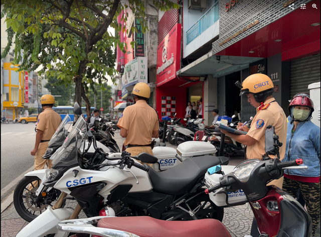 Dừng đèn đỏ cán vạch kẻ đường bị phạt tới 20 triệu: Cục CSGT giải thích sao? - Ảnh 1.