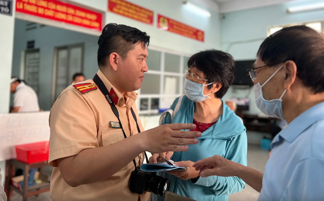 CSGT TP.HCM thí điểm giao dịch mua bán xe không phải công chứng, chứng thực- Ảnh 1.