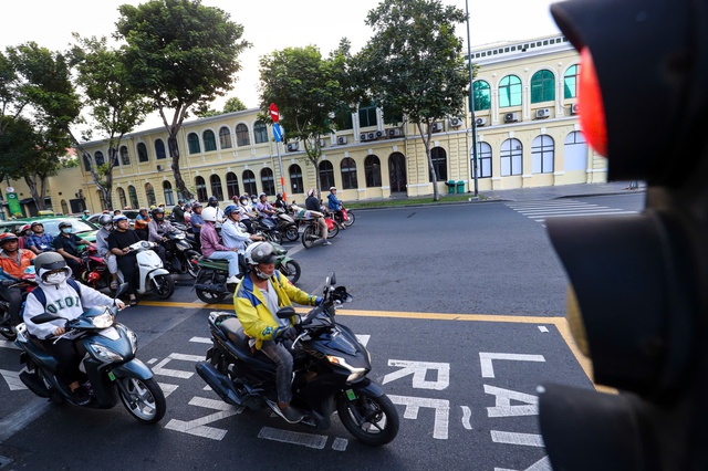 Người dân TP.HCM được rẽ phải khi đèn đỏ ở giao lộ có vạch mắt võng - Ảnh 3.