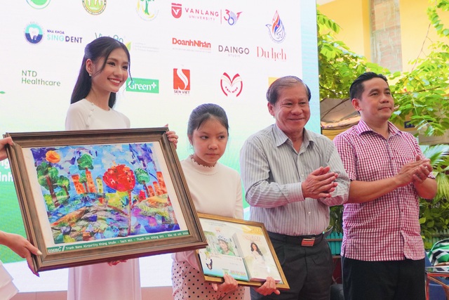 Hoa hậu Nguyễn Thanh Hà trao giải nhất tranh vẽ sự hồi sinh của trái đất- Ảnh 4.