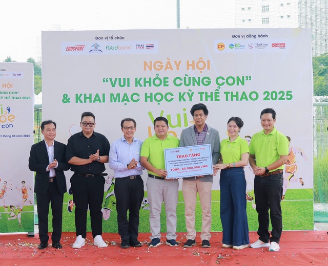 Hơn 300 trẻ em mái ấm vỡ òa hạnh phúc nhân ngày Quốc tế Thiếu Nhi - Ảnh 1.