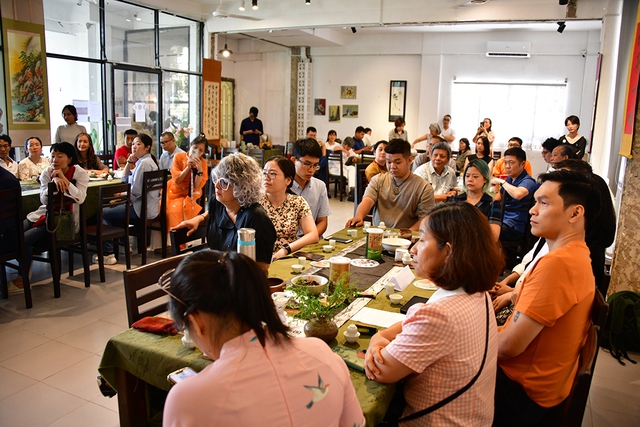 Uống trà đi: Khám phá đam mê trà và tình người qua những chén trà nghĩa tình - Ảnh 1.