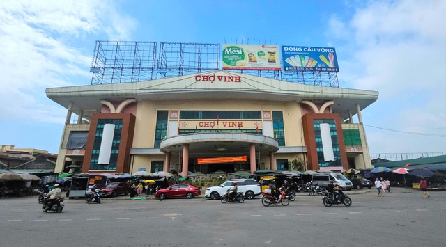 Hàng loạt tiểu thương chợ Vinh đóng cửa, ngừng kinh doanh- Ảnh 1. Hàng loạt tiểu thương chợ Vinh đóng cửa, ngừng kinh doanh- Ảnh 1.