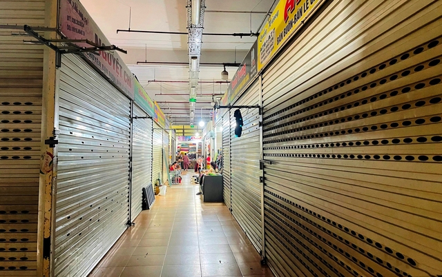 Hàng loạt tiểu thương chợ Vinh đóng cửa, ngừng kinh doanh- Ảnh 2. Hàng loạt tiểu thương chợ Vinh đóng cửa, ngừng kinh doanh- Ảnh 2.
