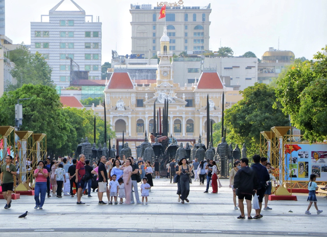 Quán cơm quê ở trung tâm TP.HCM đang gây tranh cãi dữ dội: Gửi lời xin lỗi - Ảnh 2.