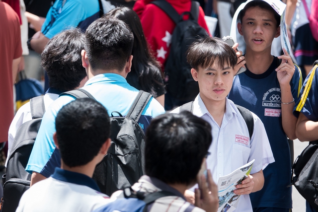 'Hồng quân', 'lim' khiến thí sinh 'bế tắc' trong đề thi đánh giá năng lực đợt 2 - Ảnh 2.