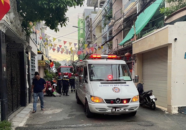 TP.HCM: Đang sửa máy lạnh, người đàn ông ngã xuống tử vong- Ảnh 1. TP.HCM: Đang sửa máy lạnh, người đàn ông ngã xuống tử vong- Ảnh 1.