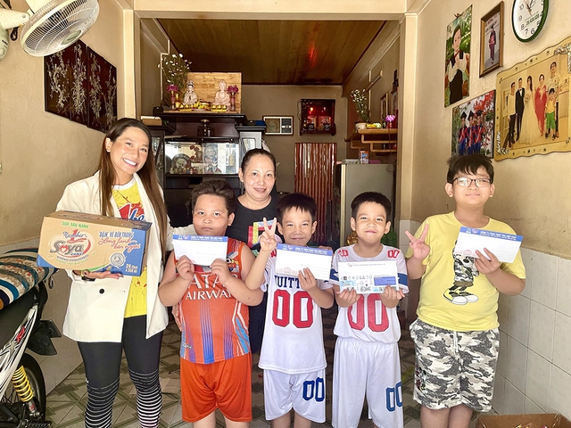 Quốc tế thiếu nhi 1.6: Thăm, tặng quà trẻ mồ côi bị ảnh hưởng bởi dịch Covid-19- Ảnh 4. Quốc tế thiếu nhi 1.6: Thăm, tặng quà trẻ mồ côi bị ảnh hưởng bởi dịch Covid-19- Ảnh 4.