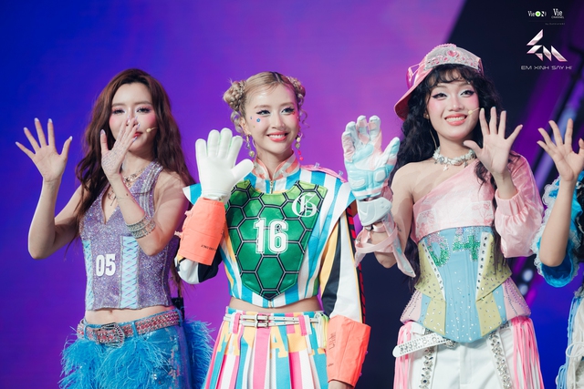 Tập 1 'Em xinh say hi' dài kỷ lục, khán giả nói gì?- Ảnh 2. Tập 1 'Em xinh say hi' dài kỷ lục, khán giả nói gì?- Ảnh 2.