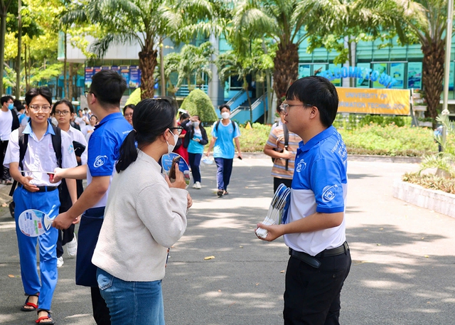 Tiếp sức thí sinh thi đánh giá năng lực từ tờ mờ sáng - Ảnh 1.