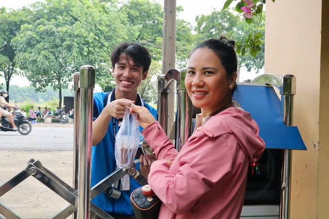 Tiếp sức thí sinh thi đánh giá năng lực từ tờ mờ sáng - Ảnh 3.