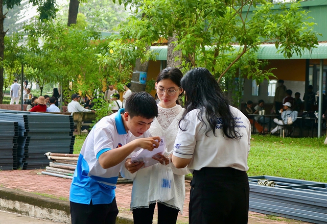 Tiếp sức thí sinh thi đánh giá năng lực từ tờ mờ sáng - Ảnh 2.