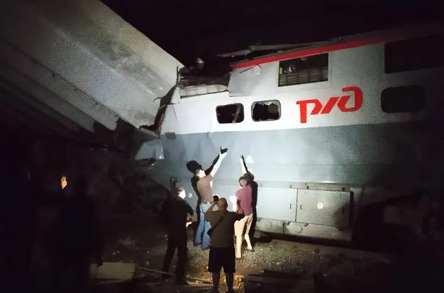 Sập cầu vượt đè xe lửa tại Nga, nhiều người thương vong- Ảnh 1. Sập cầu vượt đè xe lửa tại Nga, nhiều người thương vong- Ảnh 1.