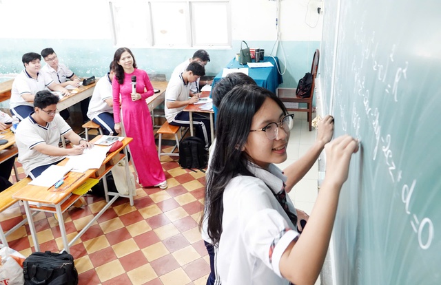 Học sinh lớp 12 trước kỳ thi đầu tiên theo chương trình mới- Ảnh 2.