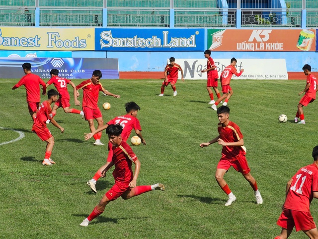 Quy trình tuyển dụng, đào tạo cầu thủ trẻ Khánh Hòa tạo lỗ hổng dẫn đến tiêu cực thế nào?- Ảnh 2. Quy trình tuyển dụng, đào tạo cầu thủ trẻ Khánh Hòa tạo lỗ hổng dẫn đến tiêu cực thế nào?- Ảnh 2.