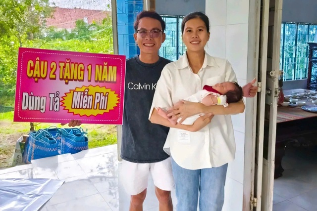 Đầy tháng cháu gái, người cậu miền Tây ‘chơi lớn’ tặng 1 năm dùng tã miễn phí Đầy tháng cháu gái, người cậu miền Tây ‘chơi lớn’ tặng 1 năm dùng tã miễn phí