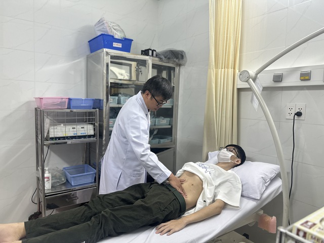 Bệnh nhân 19 tuổi suýt mất mạng vì loét ruột nặng do nghiện điện thoại - Ảnh 1.