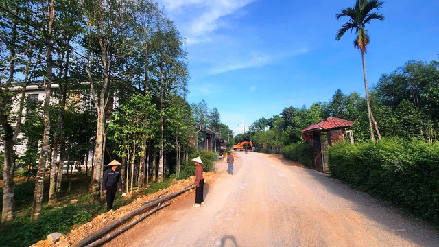 Dân chặn thi công đường huyện do thiếu mương thoát nước Dân chặn thi công đường huyện do thiếu mương thoát nước