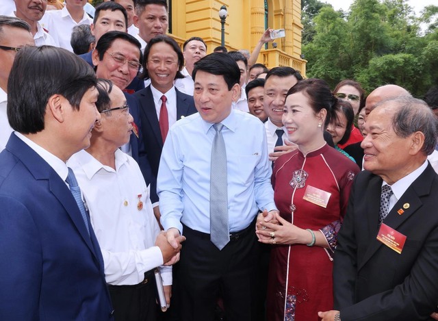 Gắn làng nghề với phát triển bền vững Gắn làng nghề với phát triển bền vững