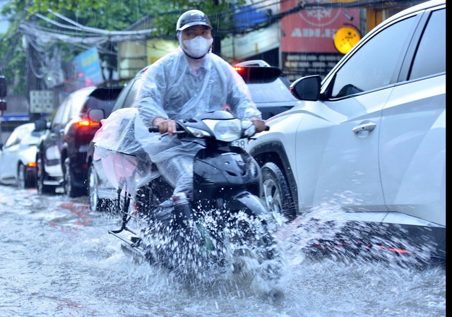 Áp thấp nhiệt đới gây mưa lớn tại miền Trung , bão số 1 sắp hình thành - Ảnh 1. Áp thấp nhiệt đới gây mưa lớn tại miền Trung , bão số 1 sắp hình thành - Ảnh 1.