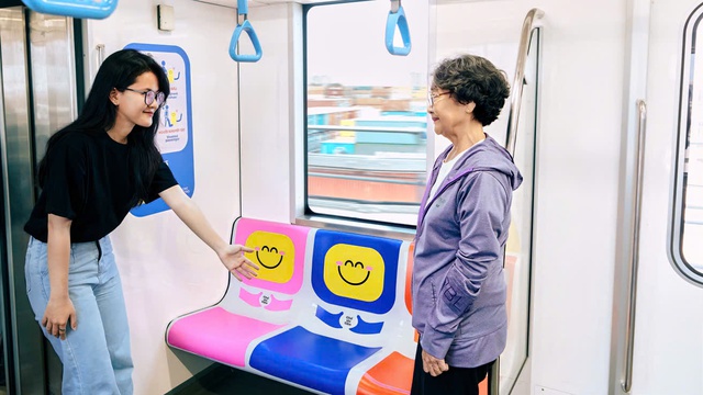 Vì sao một số ghế trên tàu metro số 1 TP.HCM đổi màu nổi bật?