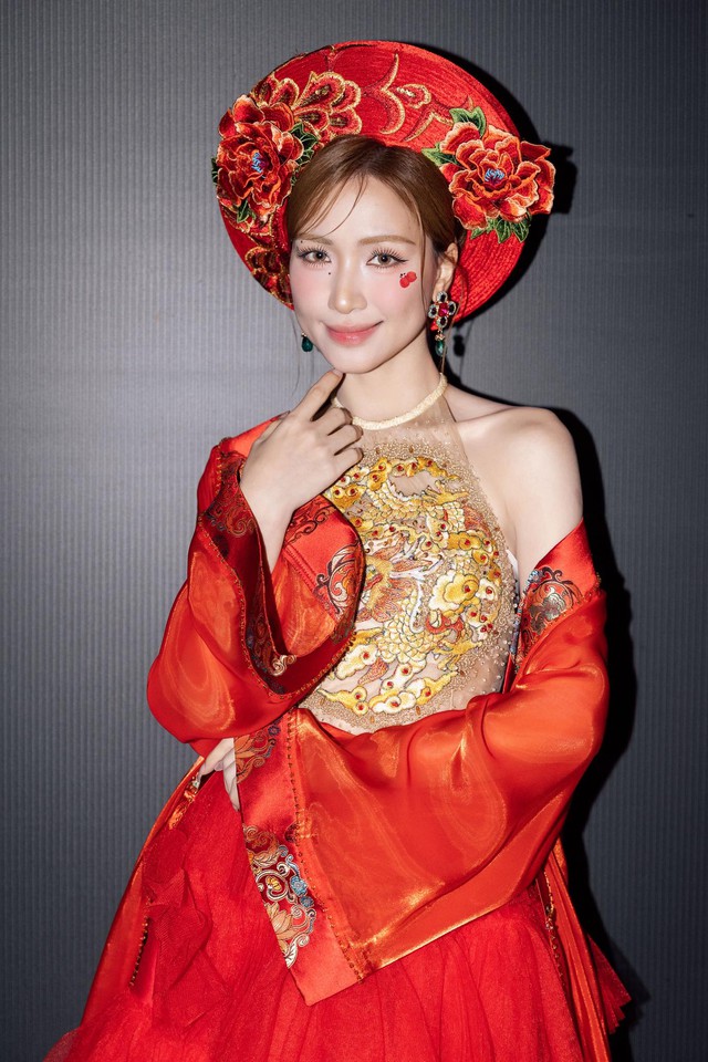 Showbiz 9.6: Văn Toàn tặng Hòa Minzy quà ‘khủng’; Kha Ly hội ngộ Vân Trang, Lê Phương Showbiz 9.6: Văn Toàn tặng Hòa Minzy quà ‘khủng’; Kha Ly hội ngộ Vân Trang, Lê Phương