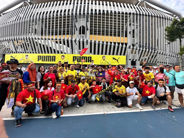 CĐV Việt Nam hừng hực khí thế 'đổ bộ' Bukit Jalil, tiếp lửa thầy trò HLV Kim đấu Malaysia- Ảnh 3.
