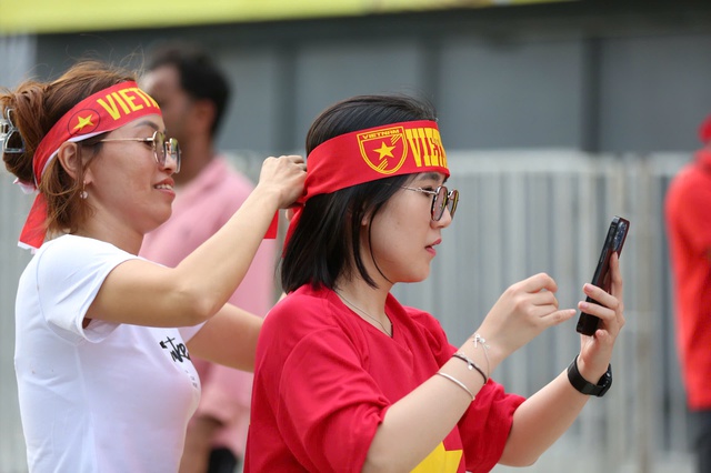 CĐV Việt Nam hừng hực khí thế 'đổ bộ' Bukit Jalil, tiếp lửa thầy trò HLV Kim đấu Malaysia- Ảnh 6.