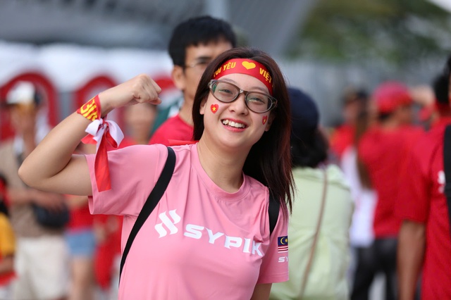 CĐV Việt Nam hừng hực khí thế 'đổ bộ' Bukit Jalil, tiếp lửa thầy trò HLV Kim đấu Malaysia- Ảnh 5.