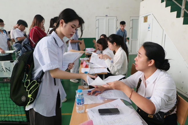 Trường ĐH Y dược Hà Nội thêm 2 tổ hợp mới, vẫn xét chứng chỉ IELTS- Ảnh 1. Trường ĐH Y dược Hà Nội thêm 2 tổ hợp mới, vẫn xét chứng chỉ IELTS- Ảnh 1.