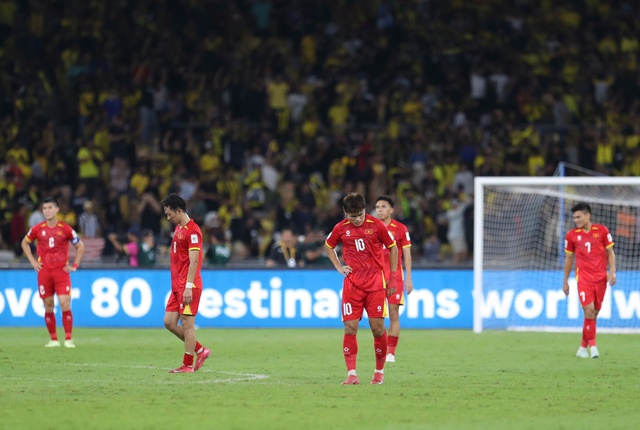 Vòng loại Asian Cup 2027, Malaysia 3-0 Việt Nam: Corbin Ong nâng tỷ số - Ảnh 1.