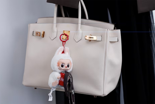 Tượng Labubu kích thước khủng bán đấu giá gần 4 tỉ đồng- Ảnh 2. Tượng Labubu kích thước khủng bán đấu giá gần 4 tỉ đồng- Ảnh 2.
