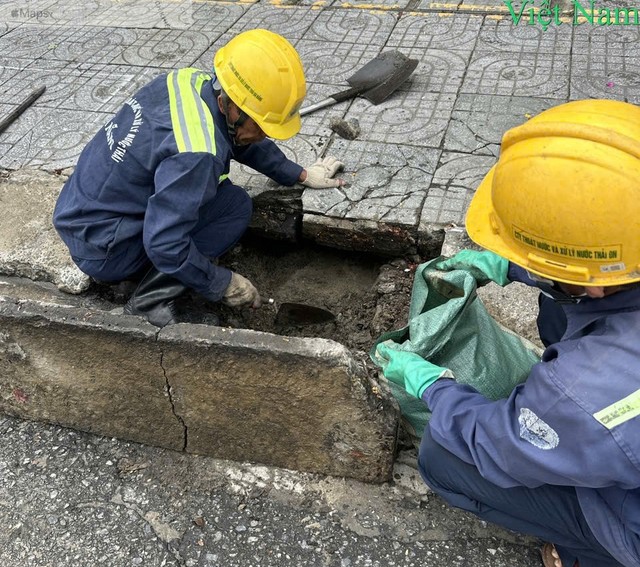 Đà Nẵng: Đồng loạt khơi thông cửa thu, nạo vét ứng phó mưa lớn do áp thấp- Ảnh 2. Đà Nẵng: Đồng loạt khơi thông cửa thu, nạo vét ứng phó mưa lớn do áp thấp- Ảnh 2.