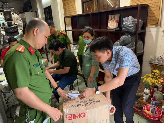 Khởi tố nữ bị can có xưởng sản xuất cà phê giả, mang thương hiệu Gia Cát- Ảnh 2. Khởi tố nữ bị can có xưởng sản xuất cà phê giả, mang thương hiệu Gia Cát- Ảnh 2.