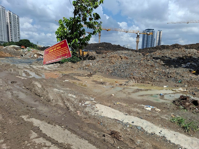 Đất bùn Thủ Đức tràn lan gây nhếch nhác và mất mỹ quan đô thị - Ảnh 1.
