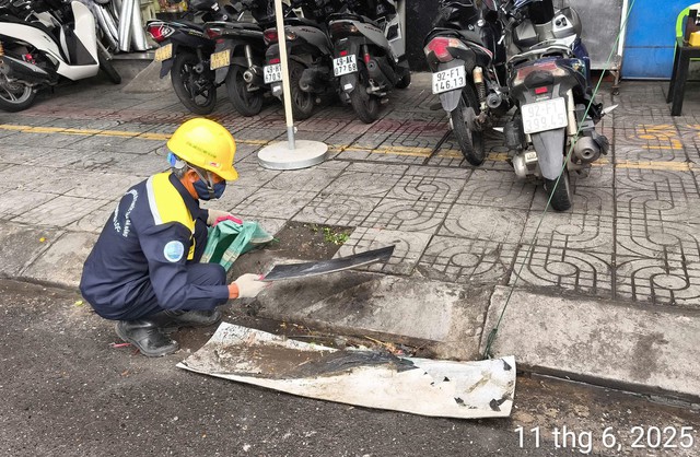 Đà Nẵng: Đồng loạt khơi thông cửa thu, nạo vét ứng phó mưa lớn do áp thấp- Ảnh 3. Đà Nẵng: Đồng loạt khơi thông cửa thu, nạo vét ứng phó mưa lớn do áp thấp- Ảnh 3.