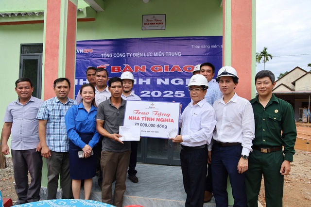 PC Quảng Ngãi: Hoàn thành và bàn giao 5 nhà tình nghĩa - Ảnh 1.