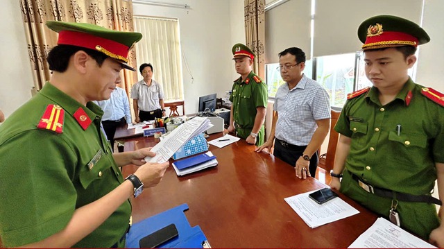 Quảng Nam: Bắt giam 2 bị can vi phạm quy định bồi thường, hỗ trợ tái định cư- Ảnh 2. Quảng Nam: Bắt giam 2 bị can vi phạm quy định bồi thường, hỗ trợ tái định cư- Ảnh 2.