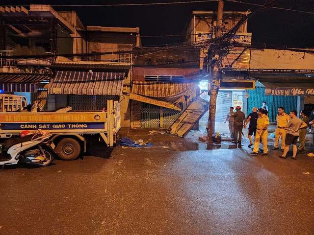 TP.HCM: Xe máy tông nhà dân, 2 người tử vong TP.HCM: Xe máy tông nhà dân, 2 người tử vong