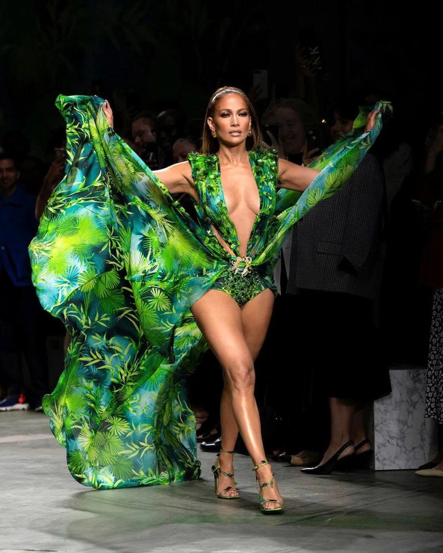 'Bỏng mắt' với loạt trang phục táo bạo chưa từng có của Jennifer Lopez - Ảnh 3.