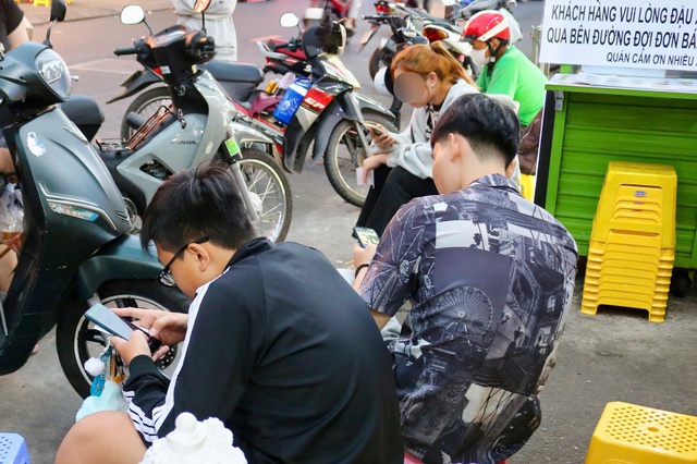 

Theo thạc sĩ Quang, tốt nhất không nên vừa cắm sạc vừa sử dụng điện thoại  