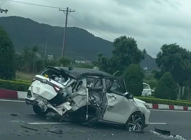 Tai nạn giao thông trên cao tốc Liên Khương - Prenn, 2 người bị thương - Ảnh 2.